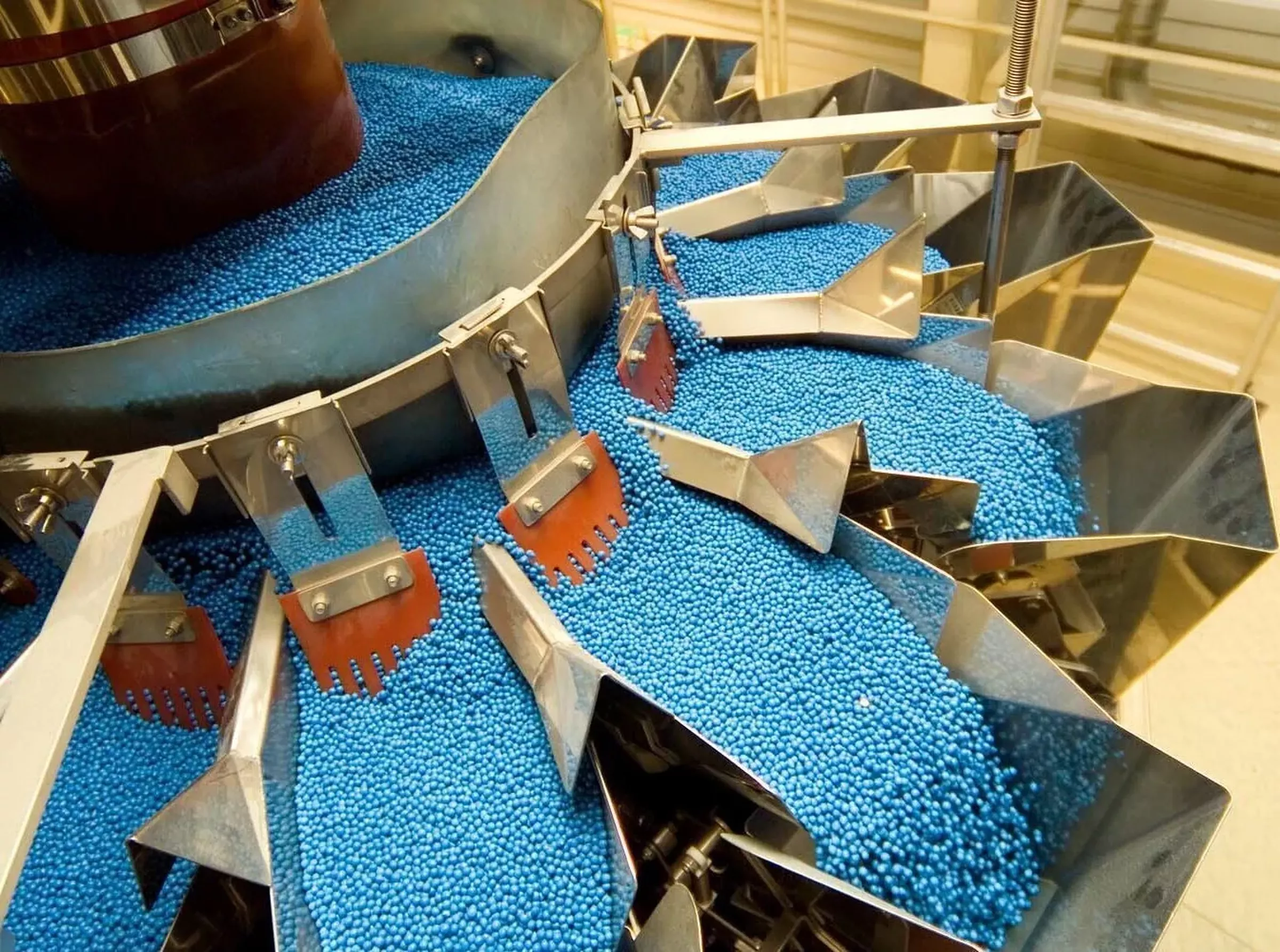 SESVanderHave suikerbietenzaad - zaadverwerking coating blauw bietenzaad, fabriek